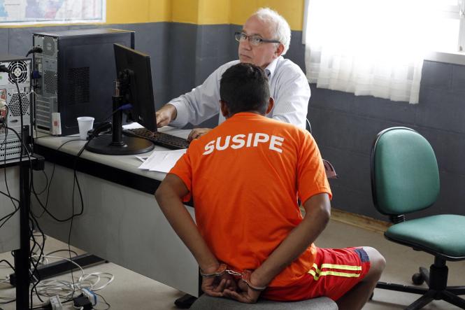 Em coletiva realizada na manhã desta terça-feira (15), na Unidade Básica de Saúde do Complexo Penitenciário de Santa Izabel, o governador do estado, Helder Barbalho garantiu que todos os internos do sistema penitenciário do Pará serão cadastrados no processo de biometria. O objetivo é permitir a devida identificação civil e administrativa para impedir a duplicidade de registros e facilitar a identificação de presos que não têm sequer documentação. A ação faz parte da Operação Opus, coordenada pela Susipe e que encerra nesta quinta-feira (17).

FOTO: AKIRA NOUMA/ASCOM SUSIPE
DATA: 16.01.2019
BELÉM - PARÁ <div class='credito_fotos'>Foto: Akira Onuma / Ascom Susipe   |   <a href='/midias/2019/originais/c166313f-696b-47b2-9646-9edc3d7dc2d3.jpg' download><i class='fa-solid fa-download'></i> Download</a></div>