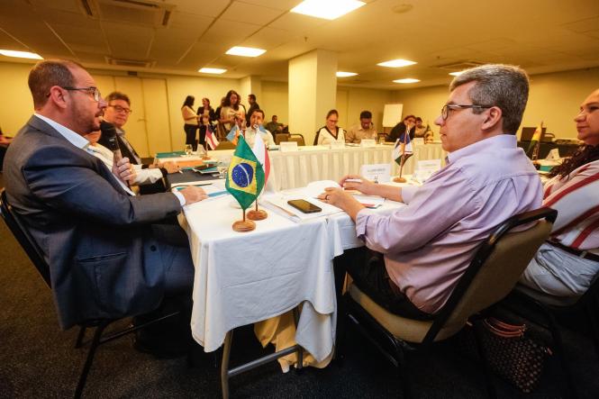 O vice-governador do Estado, Lúcio Vale, encerrou na tarde desta sexta-feira (12), em Belém, o Encontro de Secretários de Educação da Região Norte, realizado durante todo o dia em um hotel, no bairro do Marco. Durante o debate, os secretários elaboraram uma carta, direcionada ao Ministério da Educação (MEC), expondo as dificuldades da região e solicitando à União um olhar diferenciado para a Amazônia, no que se refere aos repasses para a educação. “Tenho acompanhado de perto a realidade da nossa educação, e sabemos que da forma como está não dá para continuar. Nosso governo tem nessa uma das suas prioridades. Mas, sem dúvida, precisa contar com o apoio da União para fazer frente aos seus desafios”, ressaltou o vice-governador.

FOTO: MARCELO SEABRA / AGÊNCIA PARÁ
DATA: 12.04.2019
BELÉM - PARÁ <div class='credito_fotos'>Foto: Marcelo Seabra / Ag. Pará   |   <a href='/midias/2019/originais/c16e594a-9784-4c95-af78-d1498b33cb68.jpg' download><i class='fa-solid fa-download'></i> Download</a></div>