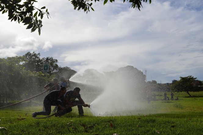 Colaboradores do Hospital Regional do Baixo Amazonas, em Santarém (PA), estão em treinamento para aprimorar técnicas de primeiros socorros, resgate de vítimas e combate a incêndio. O curso, voltado para os profissionais que fazem parte da Brigada de Incêndio da unidade, é de 40 horas e conta com aulas teóricas e práticas.

FOTO:  ASCOM / HRBA
DATA: 24.04.2019
SANTARÉM - PARÁ <div class='credito_fotos'>Foto: Ascom / HRBA   |   <a href='/midias/2019/originais/c1ba2c63-8e8a-48bb-96b5-27452f1b0cf3.jpg' download><i class='fa-solid fa-download'></i> Download</a></div>