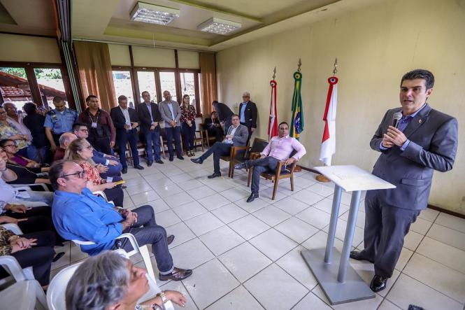 Na manhã desta terça-feira (16), o governador Helder Barbalho esteve na sede da Companhia de Habitação do Pará (Cohab), para participar, junto com o presidente do órgão, José Scaff Filho, das comemorações pelos 54 anos da instituição. Durante a programação foram entregues 54 cheques moradia e realizada a assinatura simbólica de 200 títulos de regularização fundiária.

FOTO: MARCO SANTOS / AGÊNCIA PARÁ
DATA: 16.04.2019
BELÉM - PARÁ <div class='credito_fotos'>Foto: Marco Santos / Ag. Pará   |   <a href='/midias/2019/originais/c1cffcd9-4706-4b0c-a5af-b8550b240603.jpg' download><i class='fa-solid fa-download'></i> Download</a></div>