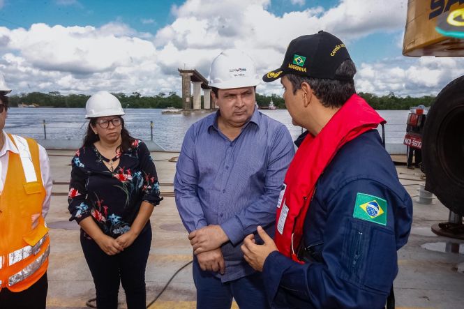 A Marinha do Brasil aprovou, nesta sexta-feira (3), o Plano Técnico apresentado pela  Secretaria de Estado de Transportes  (Setran) para a movimentação dos destroços da ponte Rio Moju e da balsa que colidiu com a estrutura no dia 6 de abril. O projeto cumpre todas as etapas de segurança da área exigidas pela Capitania dos Portos, como o isolamento de cerca de 100 metros da área de navegação, a permanência no local somente dos envolvidos diretamente na operação, a elaboração de plano de contingência para evitar ou atuar em caso vazamento de óleo durante a movimentação dos destroços da balsa, entre outros. 

FOTO: WAGNER SANTANA / AGÊNCIA PARÁ
DATA: 03.05.2019
BELÉM - PARÁ <div class='credito_fotos'>Foto: Wagner Santana / Ag. Pará   |   <a href='/midias/2019/originais/c2014dc7-3b4a-4589-a038-e0f7e43ecff5.jpg' download><i class='fa-solid fa-download'></i> Download</a></div>