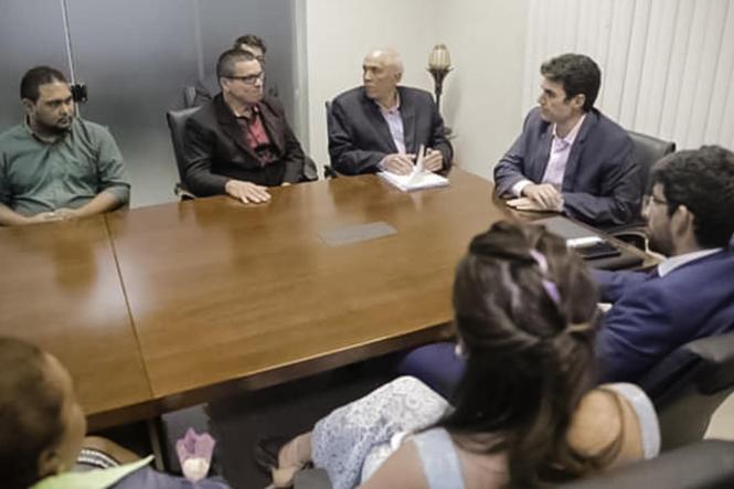 Há pelo menos 10 anos, cerca de 2 mil famílias da comunidade do Vareta, localizada no bairro da Guanabara, em Ananindeua, sofrem com a falta de saneamento básico e de pavimentação nas ruas que dão acesso à Avenida João Paulo II e a Rodovia BR-316. O governador do Estado, Helder Barbalho, recebeu as demandas um grupo de lideranças comunitárias do bairro no Palácio do Governo, em Belém, na semana passad e, nesta sexta-feira (15), diretores técnicos do Núcleo de Gerenciamento de Transporte Metropolitano (NGTM), estiveram na comunidade realizando o levantamento das prioridades daquela população.

FOTO: DIVULGAÇÃO
DATA: 15.03.2019
BELÉM - PA <div class='credito_fotos'>Foto: Divulgação   |   <a href='/midias/2019/originais/c209e781-2f1d-4703-8995-1dca69f601b5.jpg' download><i class='fa-solid fa-download'></i> Download</a></div>