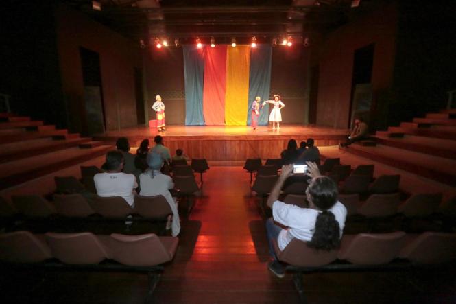 A alegria invade o palco do Teatro Estação Gasômetro nesta quarta-feira (27), às 19h. é que, em homenagem aos palhaços dos grandes e pequenos circos, aqueles conhecidos como ‘circo de lona rasgada’, a Companhia Foskaluz de Teatro apresenta o espetáculo “Viva o Circo”, recheado de diferentes referências circenses.

FOTO: RICARDO AMANAJÁS / AGÊNCIA PARÁ
DATA: 28.03.2019
BELÉM PARÁ <div class='credito_fotos'>Foto: Ricardo Amanajás / Ag. Pará   |   <a href='/midias/2019/originais/c25ba499-dd6c-4956-9ffc-d4dae22682e2.jpg' download><i class='fa-solid fa-download'></i> Download</a></div>