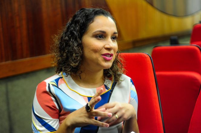 A Polícia Civil do Pará, por meio da Diretoria de Atendimento a Grupos Vulneráveis, vai promover, nesta terça-feira (30), o seminário denominado “Povos Indígenas em Movimentos Migratórios no Pará. Um Enfoque na Segurança Pública”. A programação será realizada no auditório da Delegacia-Geral, em Belém. O público-alvo são os policiais civis.
Psicologa Roberta Flores

FOTO: LEANDRO SANTANA / ASCOM POLICIA CIVIL
DATA: 30.04.2019
BELEM - PA <div class='credito_fotos'>Foto: LEANDRO SANTANA / DIVULGAÇÃO   |   <a href='/midias/2019/originais/c2673773-6d1f-4a90-9af9-36c54cd6fa60.jpg' download><i class='fa-solid fa-download'></i> Download</a></div>