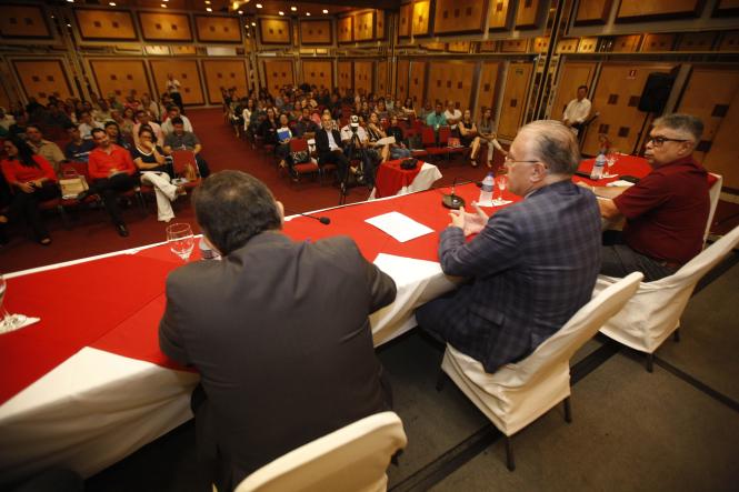 O inverno amazônico tem apresentado condições climáticas favoráveis a proliferação do mosquito Aedes aegypti, transmissor da zika, dengue e chikungunya. Por esse motivo, profissionais de saúde pública se reuniram para um seminário em Belém, nesta terça-feira (19), e discutiram as estratégias de combate ao mosquito desenvolvidas no Pará. 

FOTO: FERNANDO ARAÚJO / AGÊNCIA PARÁ
DATA: 19.02.2019
BELÉM - PARÁ <div class='credito_fotos'>Foto: Fernando Araújo/Ag. Pará   |   <a href='/midias/2019/originais/c273534e-61f3-4ffb-905d-472825d3b7f3.jpg' download><i class='fa-solid fa-download'></i> Download</a></div>