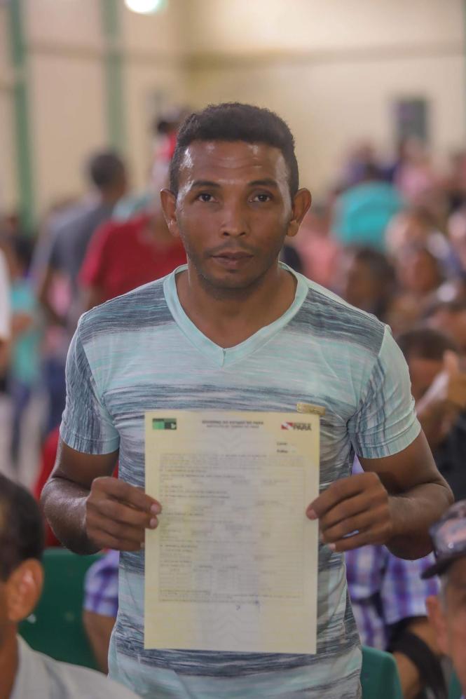 O governador do Pará, Helder Barbalho, e o vice-governador, Lúcio Vale, entregaram, no final da manhã deste sábado (16), 261 títulos de terra para produtores rurais de 18 municípios da região nordeste do Estado, reunidos na cidade de Moju. A solenidade ocorreu no Auditório Municipal Lourival Cristo, no Centro, na presença da prefeita Nilma Lima, vereadores, secretários de Estado, deputados estaduais, federais, e da população mojuense. 

FOTO: MARCO SANTOA / AGÊNCIA PARÁ
DATA: 16.03.2019
MOJU - PA <div class='credito_fotos'>Foto: Marco Santos / Ag. Pará   |   <a href='/midias/2019/originais/c2cc82c2-aa57-4fb6-9e96-74cdad9140ff.jpg' download><i class='fa-solid fa-download'></i> Download</a></div>