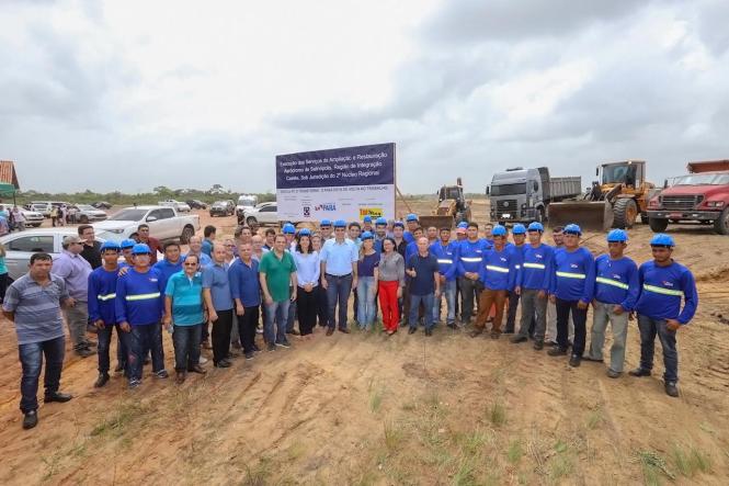 Prestes a completar 40 anos de fundação, a Escola Estadual de Ensino Médio Dr. Miguel de Santa Brígida, em Salinópolis, Nordeste paraense, foi reinaugurada pelo governador Helder Barbalho, na manhã deste sábado (16), após reforma geral, fruto de um convênio entre o Governo do Estado e a Prefeitura Municipal. Os investimentos foram de cerca de R$ 3 milhões e a obra, que teve duração de oito meses, vai beneficiar 1.145 alunos do Ensino Médio regular e projeto Mundiar.

FOTO: MARCO SANTOS / AGÊNCIA PARÁ
DATA: 16.02.2019
SALINAS  - PA <div class='credito_fotos'>Foto: Marco Santos / Ag. Pará   |   <a href='/midias/2019/originais/c307100d-a30a-4e59-8139-3f8476eb9ef3.jpg' download><i class='fa-solid fa-download'></i> Download</a></div>