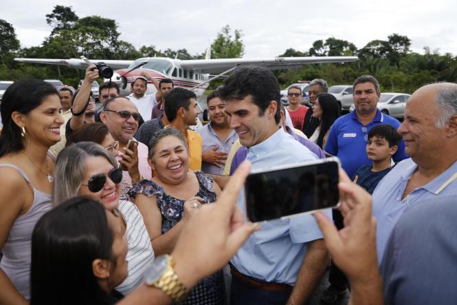 O município de Capanema, no nordeste paraense, deu um importante passo neste sábado (09) rumo à concretização da regularização fundiária urbana. O governador Helder Barbalho esteve na sede municipal para assinar o Decreto 2.056/18, que oficializa a entrega do título da área patrimonial do município à Prefeitura. Com isso, o Executivo municipal pode começar o processo de cadastramento dos imóveis, para posterior entrega dos títulos de posse aos proprietários. A expectativa da Prefeitura de Capanema é que o decreto permita a regularização de mais de 23 mil imóveis da área urbana e dos distritos de Tauari e Mirasselvas, o que representa uma abrangência de 80% da área do município.


FOTO: MARCELO SEABRA / AGÊNCIA PARÁ
DATA: 09.03.2019
CAPANEMA - PARÁ

 <div class='credito_fotos'>Foto: Marcelo Seabra / Ag. Pará   |   <a href='/midias/2019/originais/c3194c33-b773-4902-9986-a843e9e73baa.jpg' download><i class='fa-solid fa-download'></i> Download</a></div>