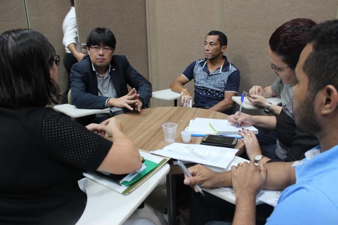 O sudeste do Pará é uma região rica em recursos naturais, mas suas dezenas de prefeituras enfrentam dificuldades para expandir a produção local. O secretário de Estado de Desenvolvimento Agropecuário e da Pesca, Hugo Suenaga, recebeu nesta quarta-feira (3), em Marabá, comitivas das prefeituras da região para discutir problemas e planejar soluções que beneficiem as populações desses municípios.

FOTO- TAINA HORIGUCHI
DATA 03.04.2019
MARABA - PARA <div class='credito_fotos'>Foto: Taina Horiguchi - Agencia Para   |   <a href='/midias/2019/originais/c3265419-a100-426e-9537-5b70903707e5.jpg' download><i class='fa-solid fa-download'></i> Download</a></div>