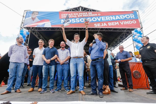 O governador do Estado, Helder Barbalho, e o vice, Lúcio Vale, inauguraram, na manhã deste sábado (25), no município de Oeiras do Pará, na região do Baixo Tocantins, a nova delegacia de Polícia Civil do município. Com investimentos de mais de R$ 1,4 milhão, a estrutura foi construída e aparelhada pelo governo e vai substituir um prédio antigo, datado de 1940.

FOTO: MARCELO SEABRA / AGÊNCIA PARÁ
DATA: 25.05.2019
OEIRAS - PARÁ <div class='credito_fotos'>Foto: Marcelo Seabra / Ag. Pará   |   <a href='/midias/2019/originais/c3341a8b-e215-49f3-8a91-e26211ebcfa2.jpg' download><i class='fa-solid fa-download'></i> Download</a></div>