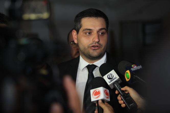 O Governador Helder barbalho realizou uma vistoria nas obras do Hospital Abelardo Santos, em Icoaraci, na tarde desta quinta-feira (03). De acordo com Helder, após cinco anos de obras o que se constatou durante a visita é que há a necessidade de vários serviços que ainda precisam ser realizados. O Governador solicitou ainda à Auditoria Geral do Estado (AGE) uma revisão de mais de 170 milhões de reais em contratos que foram realizados para a construção do Hospítal. Segundo Helder Barbalho, pelo valor total dos contratos, o preço de construção de cada metro quadrado teria saído por mais de R$14,5 mil. “O metro quadrado mais caro do Brasil”, destacou Helder. Um segundo ponto que deve ser levado em conta, como explicou o governador à imprensa durante coletiva, é a contratação, por parte de governo anterior, de uma Organização Social (OS) para administrar o Abelardo Santos. “Esta OS já recebeu R$ 31 milhões de reais sem que o hospital esteja funcionando”. declarou o governador. Na foto, o Procurador Geral do Estado, Ricardo Seffer.

FOTO: THIAGO GOMES / AG. PARÁ
DATA: 03.01.2019
ICOARACI - PARÁ <div class='credito_fotos'>Foto: Thiago Gomes /Ag. Pará   |   <a href='/midias/2019/originais/c34ce75f-3d91-4443-9219-913e9b57ca96.jpg' download><i class='fa-solid fa-download'></i> Download</a></div>