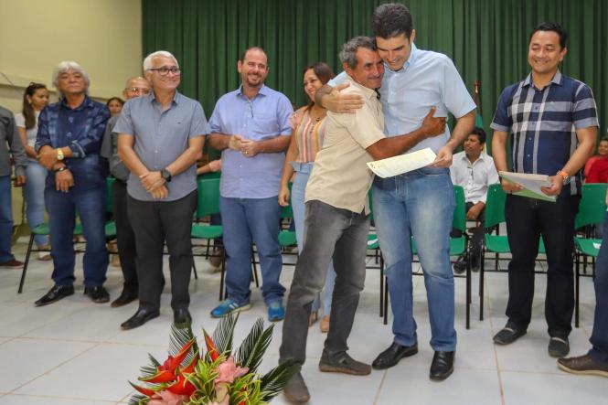 O governador do Pará, Helder Barbalho, e o vice-governador, Lúcio Vale, entregaram, no final da manhã deste sábado (16), 261 títulos de terra para produtores rurais de 18 municípios da região nordeste do Estado, reunidos na cidade de Moju. A solenidade ocorreu no Auditório Municipal Lourival Cristo, no Centro, na presença da prefeita Nilma Lima, vereadores, secretários de Estado, deputados estaduais, federais, e da população mojuense. 

FOTO: MARCO SANTOA / AGÊNCIA PARÁ
DATA: 16.03.2019
MOJU - PA <div class='credito_fotos'>Foto: Marco Santos / Ag. Pará   |   <a href='/midias/2019/originais/c357a9d5-7a83-47f6-a6a2-6d9820029843.jpg' download><i class='fa-solid fa-download'></i> Download</a></div>