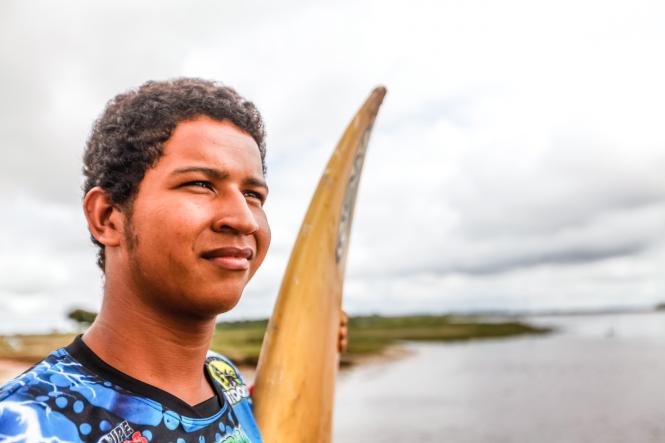 Às margens da floresta, ribeirinhos de São Domingos do Capim se aglomeram nos trapiches para contemplar a chegada da Pororoca. E muitos não conseguem resistir, saem nas rabetas, lanchas e barcos para ver de perto a grande onda que chega fazendo espuma nas águas barrentas da Amazônia.

FOTO: MAYCON NUNES / AGÊNCIA PARÁ
DATA: 22.03.2019
SÃO DOMINGOS DO CAPIM <div class='credito_fotos'>Foto: Maycon Nunes / Ag. Pará   |   <a href='/midias/2019/originais/c390b05e-c937-4a3a-97c2-548a85698078.jpg' download><i class='fa-solid fa-download'></i> Download</a></div>