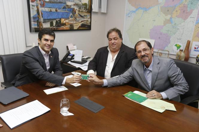 O governador Helder Barbalho recebeu na noite desta segunda-feira (8), no Palácio do Governo, em Belém, a visita de membros do Conselho da Comunidade Luso-Brasileira do Pará, que representa sete associações envolvidas com as questões desse segmento no Estado, entre as quais a Tuna Luso Brasileira, Grêmio Literário Português e Beneficência Portuguesa, todas entidades centenárias.

FOTO: MARCELO SEABRA / AGÊNCIA PARÁ
DATA: 08.04.2019
BELÉM - PA <div class='credito_fotos'>Foto: Marcelo Seabra / Ag. Pará   |   <a href='/midias/2019/originais/c3b6e342-0844-4766-9db3-b6bc4d0490b2.jpg' download><i class='fa-solid fa-download'></i> Download</a></div>