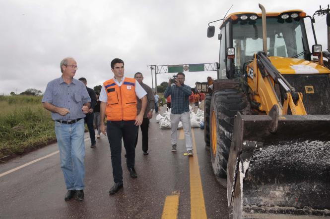 A Defesa Civil do Estado chegou, nesta terça-feira (26), a Paragominas, para a instalação de um Centro de Gerenciamento de Crise. O objetivo é traçar um panorama do desastre e tomar medidas emergenciais a partir disso. O município, assim como São Domingo do Capim, sofre com as enchentes, em decorrência das fortes chuvas e do fenômeno da maré alta, desde o último fim de semana.

FOTO: FERNANDO ARAÚJO / AGÊNCIA PARÁ
DATA: 26.03.2019
PARAGOMINAS - PA <div class='credito_fotos'>Foto: Fernando Araújo/Ag. Pará   |   <a href='/midias/2019/originais/c3b8420a-3943-4f74-9067-02c1366ef1af.jpg' download><i class='fa-solid fa-download'></i> Download</a></div>