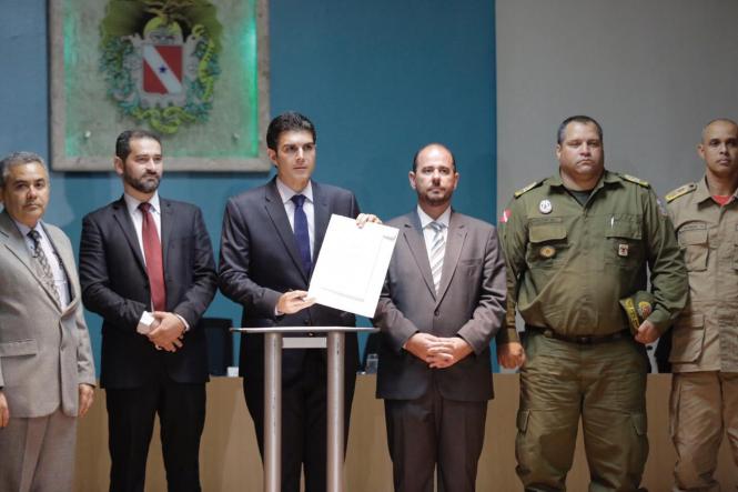 Na primeira manhã de trabalho do Governador Helder Barbalho, nesta quarta-feira (02), foi assinado ofício (foto) enviado ao Ministro da Justiça e Segurança Pública, Sérgio Fernando Moro, solicitando o emprego de 500 agentes da Força Nacional de Segurança Pública para imediato reforço do efetivo local e preservação da ordem pública. Helder ainda deu posse aos secretários, presidentes de instituições e diretores que fazem parte de sua equipe. Logo no inicio da manhã Helder Barbalho visitou as tropas da ação integrada da Secretaria de Estado de Segurança Pública (Segup) que leva o reforço da segurança para os bairros de Belém envolvendo cerca de 400 agentes. Durante a posse dos novos secretários o governador Helder Barbalho ressaltou a absoluta confiança nos nomeados cujas escolhas foram pautadas fundamentalmente por critérios técnicos e de acordo com a qualificação profissional de cada um deles. Para ele os critérios de escolha utilizados “permitirão um novo patamar de gestão ao Estado e que possamos o quanto antes fazer chegar à sociedade paraense as mudanças desejadas e reivindicadas por cada cidadão deste Estado”, comentou.

FOTO: MARCO SANTOS
DATA: 02.01.2019
BELÉM - PARÁ <div class='credito_fotos'>Foto: MARCO SANTOS   |   <a href='/midias/2019/originais/c3d1b206-e603-462f-b05d-5f15f6794b04.jpg' download><i class='fa-solid fa-download'></i> Download</a></div>