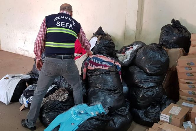 A Secretaria da Fazenda do Pará (Sefa) apreendeu um veículo transportando quase 3 mil peças de roupas sem nota fiscal. A apreensão ocorreu no último dia 15 na coordenação de mercadorias em trânsito do Itinga, localizada na BR-010, em Dom Eliseu, no nordeste do Estado, divisa com o Estado do Maranhão. Um caminhão tipo baú saiu de Manaus (AM), com destino a Uberlândia (MG), e foi parado pela fiscalização para fazer o registro das notas fiscais e pesagem do veículo. 

FOTO: ASCOM / SEFA
DATA: 18.04.2019
DOM ELISEU - PARÁ <div class='credito_fotos'>Foto: ASCOM / SEFA   |   <a href='/midias/2019/originais/c4165043-bd2a-4dfa-9588-657f9e8ed1f5.jpg' download><i class='fa-solid fa-download'></i> Download</a></div>