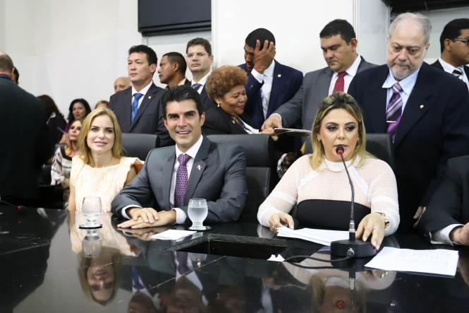 O governador Helder Barbalho prestigiou, na manhã desta sexta-feira (1°), a posse dos novos deputados estaduais do Pará, no plenário Newton Miranda, da Assembleia Legislativa do Estado (Alepa). Na ocasião, os parlamentares também elegeram a nova Mesa Diretora da Casa para um mandato de dois anos. O presidente será o deputado Daniel Barbosa Santos, mais conhecido como Dr. Daniel, sem partido no momento. A cerimônia foi conduzida pela deputada Cilene Couto, tendo como secretários os deputados Martinho Carmona e Miro Sanova.   

FOTO: MARCO SANTOS/AG. PARÁ
DATA: 01.02.2019
BELÉM - PARÁ <div class='credito_fotos'>Foto: Marco Santos / Ag. Pará   |   <a href='/midias/2019/originais/c419f744-f0e8-49ed-a8df-34fa3e3cf02a.jpg' download><i class='fa-solid fa-download'></i> Download</a></div>