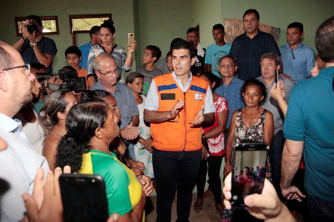 A Defesa Civil do Estado chegou, nesta terça-feira (26), a Paragominas, para a instalação de um Centro de Gerenciamento de Crise. O objetivo é traçar um panorama do desastre e tomar medidas emergenciais a partir disso. O município, assim como São Domingo do Capim, sofre com as enchentes, em decorrência das fortes chuvas e do fenômeno da maré alta, desde o último fim de semana.

FOTO: FERNANDO ARAÚJO / AGÊNCIA PARÁ
DATA: 26.03.2019
PARAGOMINAS - PA <div class='credito_fotos'>Foto: Fernando Araújo/Ag. Pará   |   <a href='/midias/2019/originais/c4385fd0-b706-46fa-86a8-7dd85bada6c0.jpg' download><i class='fa-solid fa-download'></i> Download</a></div>