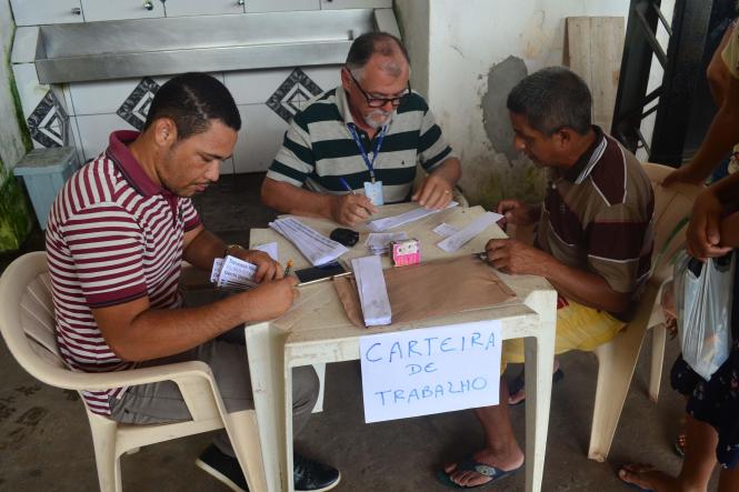 Após sete anos sem documento de identidade, Alice Valente, de 22 anos, aproveitou a ação de cidadania, prevenção e segurança realizada pela Secretaria de Estado de Segurança Pública e Defesa Social (Segup) por meio da Diretoria de Prevenção Social da Violência e Criminalidade (Diprev), para tirar o novo documento. Sem o RG ela conta que teve muitas dificuldades. “Eu não consegui abrir conta em banco, alguns atendimentos eu não conseguia, pois não aceitavam minha carteira de trabalho e agora vai melhorar muito. Eu já vinha tentando tirar meu RG até em outros bairros mais longe e não tive sucesso, até porque com a gestação fiquei sem tempo”, afirmou Alice que também recebeu atendimento pediátrico para a filha. A ação (foto) visa garantir serviços para a população e o diálogo junto aos órgãos de Segurança. O encontro oportuniza, ainda, o debate dos problemas que rondam as comunidades, assim como traçar medidas de prevenção, a fim de reduzir a criminalidade.

FOTO: ELIELSON MODESTO / ASCOM SEGUP
DATA: 05.01.2019
 <div class='credito_fotos'>Foto: Elielson Modesto / Ascom Segup   |   <a href='/midias/2019/originais/c44a2a22-1cd8-44eb-83ff-1f0b401479e1.jpg' download><i class='fa-solid fa-download'></i> Download</a></div>