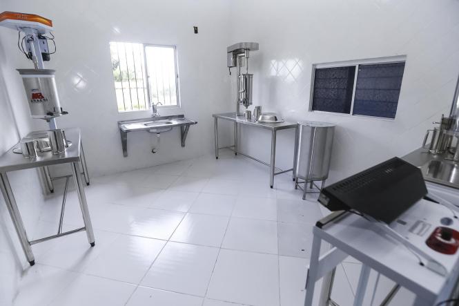 Quase 200 famílias serão beneficiadas, direta e indiretamente, com a abertura da agroindústria de beneficiamento de frutas na comunidade de Vila São Manoel, na zona rural de Moju, no nordeste paraense. A inauguração aconteceu neste sábado (16), e contou com a presença do governador do Estado, Helder Barbalho, e da prefeita do município, Nilma Lima.

FOTO: MARCELO SEABRA / AGÊNCIA PARÁ
DATA: 16.03.2019
MOJU - PA <div class='credito_fotos'>Foto: Marcelo Seabra / Ag. Pará   |   <a href='/midias/2019/originais/c492110e-74d0-4b84-9027-46d4187630ac.jpg' download><i class='fa-solid fa-download'></i> Download</a></div>