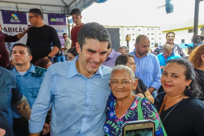 Na manhã desta sexta-feira (15), foi entregue à população o conjunto habitacional “Quinta dos Paricás”, no distrito de Icoaraci, em Belém. O governador do Estado, Helder Barbalho, o secretário nacional de habitação, Celso Toshiotmatsud e o prefeito municipal de Belém, Zenaldo Coutinho, estiveram presentes para fazer a entrega às famílias. Um empreendimento que teve um investimento de R$168 milhões de reais, todos do governo federal.

 FOTO: MARCO SANTOS / AGÊNCIA PARÁ
DATA: 15.03.2019
BELÉM - PA <div class='credito_fotos'>Foto: Marco Santos / Ag. Pará   |   <a href='/midias/2019/originais/c49c4e6f-03ff-42e7-bb3a-15c4b6b319a3.jpg' download><i class='fa-solid fa-download'></i> Download</a></div>