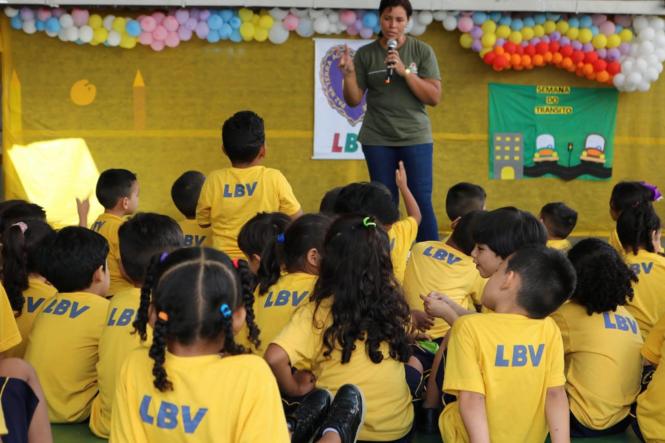 Educação e respeito. É o que  os condutores e pedestres conscientes esperam encontrar no trânsito. Pensando nisso, o Departamento de Trânsito do Estado do Pará (DETRAN/PA) através da Coordenadoria de Educação para o Trânsito ministrou palestras e ações educativas para cerca de 120 crianças, entre e 03 e 05 anos, da Escola de Educação Infantil Jesus (LBV), nesta terça-feira (19).

FOTO: ASCOM / DETRAN
DATA: 19.03.2019
BELÉM - PA <div class='credito_fotos'>Foto: ASCOM / DETRAN   |   <a href='/midias/2019/originais/c4d1351a-2aca-4f67-b45a-ce97c3f475bb.jpg' download><i class='fa-solid fa-download'></i> Download</a></div>