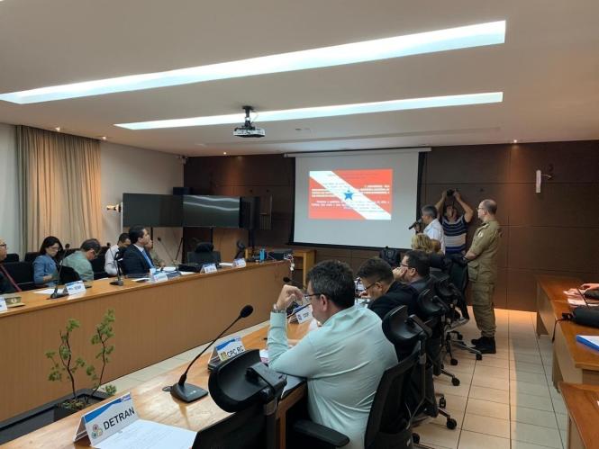 Na manhã desta terça-feira (26), o comandante geral da PM, coronel José Dilson Melo de Souza Júnior, participou da reunião do Comitê Integrado de Gestores de Segurança Pública (Cigesp), na Secretaria de Estado de Segurança Pública e Defesa Social (Segup), no bairro Batista Campos, em Belém.

FOTO: ASCOM / POLICIA MILITAR
DATA: 27.03.2019
BELÉM - PARÁ <div class='credito_fotos'>Foto: Ascom / Policia Militar   |   <a href='/midias/2019/originais/c4d60f96-203a-49ea-b058-16d3e47c0601.jpg' download><i class='fa-solid fa-download'></i> Download</a></div>