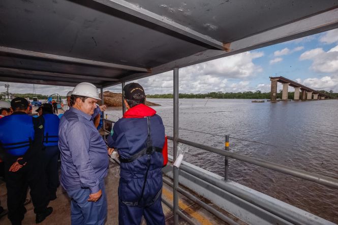 A Marinha do Brasil aprovou, nesta sexta-feira (3), o Plano Técnico apresentado pela  Secretaria de Estado de Transportes  (Setran) para a movimentação dos destroços da ponte Rio Moju e da balsa que colidiu com a estrutura no dia 6 de abril. O projeto cumpre todas as etapas de segurança da área exigidas pela Capitania dos Portos, como o isolamento de cerca de 100 metros da área de navegação, a permanência no local somente dos envolvidos diretamente na operação, a elaboração de plano de contingência para evitar ou atuar em caso vazamento de óleo durante a movimentação dos destroços da balsa, entre outros. 

FOTO: WAGNER SANTANA / AGÊNCIA PARÁ
DATA: 03.05.2019
BELÉM - PARÁ <div class='credito_fotos'>Foto: Wagner Santana / Ag. Pará   |   <a href='/midias/2019/originais/c4d7833f-b022-49b5-b446-f822fe9550dc.jpg' download><i class='fa-solid fa-download'></i> Download</a></div>
