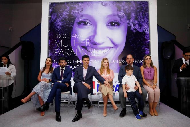 As mulheres paraenses contarão, durante todo o mês de março, com uma vasta programação promovida pelo Governo do Estado, voltada especificamente para elas. O programa “Mulher Paraense”, que reúne 85 iniciativas de órgãos estaduais em todas as regiões do Pará, pretende oferecer mais de sete mil atendimentos nas diferentes áreas de interesse do público feminino, como saúde, educação, oferta de crédito, empreendedorismo e garantia de direitos. O conjunto de ações integradas foi apresentado pelo governador do Estado, Helder Barbalho, no Palácio do Governo, na noite de sexta-feira (8), quando se comemorou o Dia Internacional da Mulher.

FOTO: MARCELO SEABRA / AGÊNCIA PARÁ
DATA: 09.03.2019
BELÉM - PARÁ <div class='credito_fotos'>Foto: Marcelo Seabra / Ag. Pará   |   <a href='/midias/2019/originais/c4d7a46d-650a-4e4b-a45f-6aff3ef55075.jpg' download><i class='fa-solid fa-download'></i> Download</a></div>