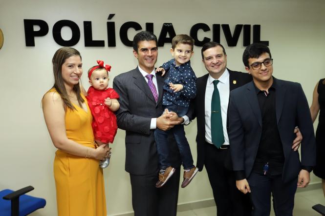 O governador Helder Barbalho participou na manhã desta terça-feira (22), na sede da delegacia geral, da cerimônia de posse do novo delegado geral da Polícia Civil do Pará, Alberto Teixeira, e da nova diretoria do órgão. Vários secretários e autoridades também marcaram presença no evento. Na ocasião, o governador destacou a importância da Polícia Civil para o enfrentamento e combate à violência no Pará. O governador falou da dificuldade de enfrentamento do crime, mas ressaltou não medirá esforços para o combate a criminalidade.

FOTO: AG. PARÁ
DATA: 22.01.2019
BELÉM - PARÁ <div class='credito_fotos'>Foto: Agência Pará   |   <a href='/midias/2019/originais/c4fead65-a4c5-4472-ae31-235edcdbe521.jpg' download><i class='fa-solid fa-download'></i> Download</a></div>