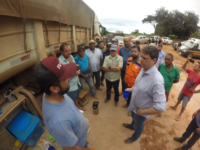 Uma comitiva do Governo do Pará vistoriou e percorreu, na quarta-feira (6), os pontos críticos da BR-163, entre Morais de Almeida e Novo Progresso, principalmente no trecho conhecido como Serra da Anita, onde vistoriaram as obras emergenciais realizadas no local. O objetivo é conseguir a liberação, o quanto antes, dos trechos congestionados após as fortes chuvas que ocorreram no local esta semana e deixaram a pista escorregadia e sem trafegabilidade.


FOTO: NAYAN GOMES / DIVULGAÇÃO
DATA: 07.03.2019
BELÉM - PARÁ <div class='credito_fotos'>Foto: Nayan Gomes / Divulgação   |   <a href='/midias/2019/originais/c5152b8f-e0f1-4142-bbdd-6b587459eacc.jpg' download><i class='fa-solid fa-download'></i> Download</a></div>