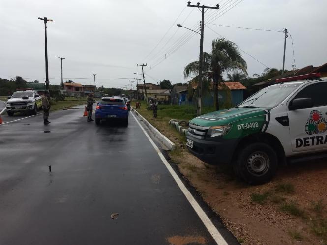Durante a operação Carnaval Seguro, as equipes do Departamento de Trânsito do Estado (Detran/PA) atuam em diversos municípios do interior do Estado. Em Bragança, nordeste do estado, 13 pessoas foram flagradas dirigindo sob influência de álcool ou substâncias psicoativa, e um condutor foi preso pelo crime de alcoolemia. Não houve registro de acidentes.

FOTO: ASDECOM / DETRAN
DATA: 04.02.2019
BELÉM - PARÁ <div class='credito_fotos'>Foto: ASCOM DETRAN   |   <a href='/midias/2019/originais/c51db099-e59d-4107-9e97-696033bca872.jpg' download><i class='fa-solid fa-download'></i> Download</a></div>