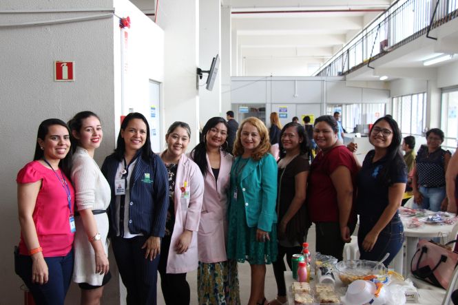 Foram quase quatro horas de vendas. Tempo suficiente para que a produção de doces, salgados, sucos e artesanatos feitos pelas mães das crianças em tratamento contra o câncer, esgotasse em mais uma edição da feira do Canto da Empreendedora, projeto do Hospital Oncológico Infantil Octávio Lobo, para incentivar o empreendedorismo e o empoderamento dessa mulheres.

FOTO: ASCOM / HOIOL
DATA: 03.05.2019
BELÉM - PARÁ <div class='credito_fotos'>Foto: ASCOM HOIOL   |   <a href='/midias/2019/originais/c59a3e16-9340-4652-aa8d-c966160dde16.jpg' download><i class='fa-solid fa-download'></i> Download</a></div>