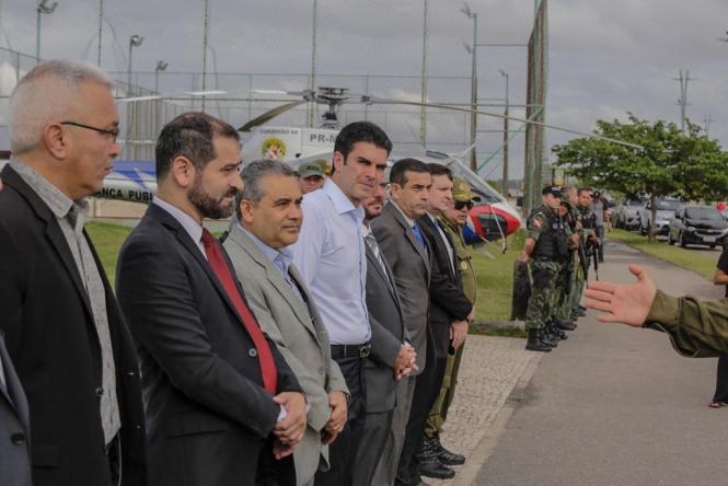 O reforço das ações policiais anunciadas pelo novo governador do Estado do Pará, Helder Barbalho, teve início nas primeiras horas da manhã desta quarta-feira, 2. Uma ação integrada da Secretaria de Estado  de Segurança Pública (Segup) envolvendo agentes da Polícia Militar, Cavalaria, Ronda Tática Metropolitana (Rotam), Grupamento Aéreo de Segurança Pública (Graesp), Polícia Civil, Grupamento Fluvial, Corpo de Bombeiros Militar, Superintendência do Sistema Penitenciário (Susipe), Diretoria de prevenção, Guardas Municipais, entre outros, levam o reforço da segurança para os bairros Benguí, Cabanagem, Guamá e Terra-firme. A ação, que envolve cerca de 400 agentes, foi deflagrada às 9 horas, do Portal da Amazônia, com a presença do Governador Estadual. Mais de 50 viaturas estão sendo empregadas na ação.

FOTO: MARCO SANTOS / AG. PARÁ
DATA: 02.01.2019
BELÉM - PARÁ <div class='credito_fotos'>Foto: Marco Santos / Ag. Pará   |   <a href='/midias/2019/originais/c5a8b3dd-08ed-49c5-9173-21b5342eff45.jpg' download><i class='fa-solid fa-download'></i> Download</a></div>