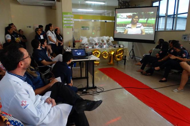                     Para homenagear os profissionais que se dedicam diariamente a cuidar de vidas no Hospital Público Estadual Galileu (HPEG), em Belém (PA),promoveu-se o evento “Elogiados do Ano”. Os elogios aos profissionais são mensurados por meio do Serviço de Atendimento ao Usuário (SAU), que todos os dias realiza pesquisas de satisfação com os usuários para avaliar o desempenho da Unidade e seus profissionais, a iniciativa, que é realizada desde 2015.  FOTO: DIVULGAÇÃO

DATA:24.01.2019
BELÉM - PARÁ
    <div class='credito_fotos'>Foto: Divulgação   |   <a href='/midias/2019/originais/c5b2c7b3-c3a7-46bb-9ca8-da0850a5ee96.jpg' download><i class='fa-solid fa-download'></i> Download</a></div>