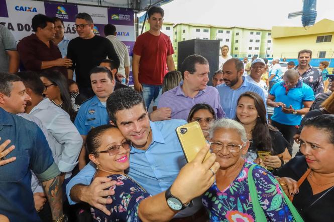 Na manhã desta sexta-feira (15), foi entregue à população o conjunto habitacional “Quinta dos Paricás”, no distrito de Icoaraci, em Belém. O governador do Estado, Helder Barbalho, o secretário nacional de habitação, Celso Toshiotmatsud e o prefeito municipal de Belém, Zenaldo Coutinho, estiveram presentes para fazer a entrega às famílias. Um empreendimento que teve um investimento de R$168 milhões de reais, todos do governo federal.

 FOTO: MARCO SANTOS / AGÊNCIA PARÁ
DATA: 15.03.2019
BELÉM - PA <div class='credito_fotos'>Foto: Marco Santos / Ag. Pará   |   <a href='/midias/2019/originais/c5d8769c-d791-4a61-8eb2-de46aab55d6a.jpg' download><i class='fa-solid fa-download'></i> Download</a></div>