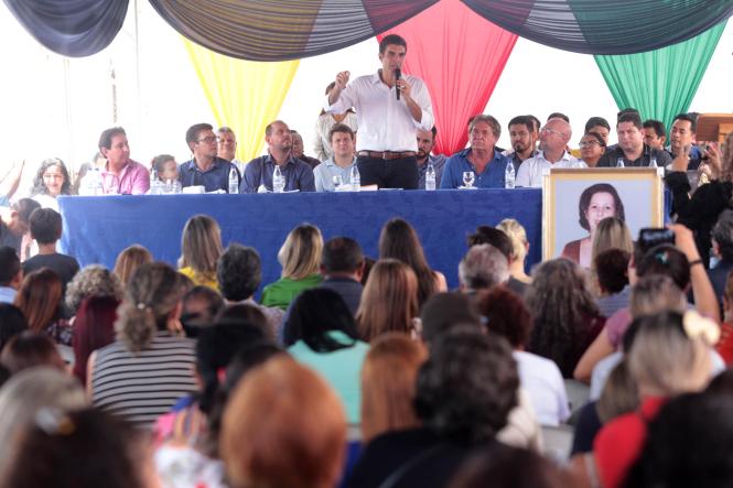 O município de Barcarena entregou à população, nesta sexta-feira (18), a Escola Municipal de Ensino Infantil e Fundamental Professora Ana Dutra de Souza Vale. O nome da instituição é uma homenagem à mãe do vice-governador do Estado, Lúcio Vale, que participou da cerimônia de inauguração ao lado do governador Helder Barbalho. Os recursos da obra, de R$ 997 mil, foram adquiridos por meio de emenda parlamentar de Lúcio, ainda quando era deputado federal.

FOTO: MARCO SANTOS/AGÊNCIA PARÁ
DATA: 19.01.2019
BARCARENA - PARÁ
 <div class='credito_fotos'>Foto: Marco Santos / Ag. Pará   |   <a href='/midias/2019/originais/c5edb169-d6bd-4079-893c-e931fa420aa0.jpg' download><i class='fa-solid fa-download'></i> Download</a></div>