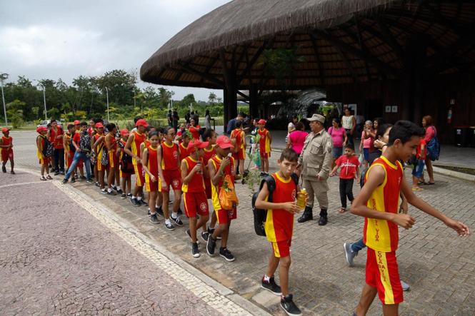 O Parque do Utinga recebeu na manhã desta segunda (25), a abertura da Semana da Festa Anual das Árvores, promovida pelo Instituto de Desenvolvimento Florestal e da Biodiversidade do Estado do Pará (Ideflor-Bio), com a presença de mais de 500 pessoas, entre parceiros e visitantes. Palestras, plantação de mudas e trilhas, sempre voltadas à educação e conscientização ambiental, fizeram parte da programação.  

FOTO: WAGNER SANTANA / AGÊNCIA PARÁ
DATA: 25.03.2019
BELÉM - PA <div class='credito_fotos'>Foto: Wagner Santana / Ag. Pará   |   <a href='/midias/2019/originais/c5fd6021-4055-464d-9a33-16a7eb0deb23.jpg' download><i class='fa-solid fa-download'></i> Download</a></div>
