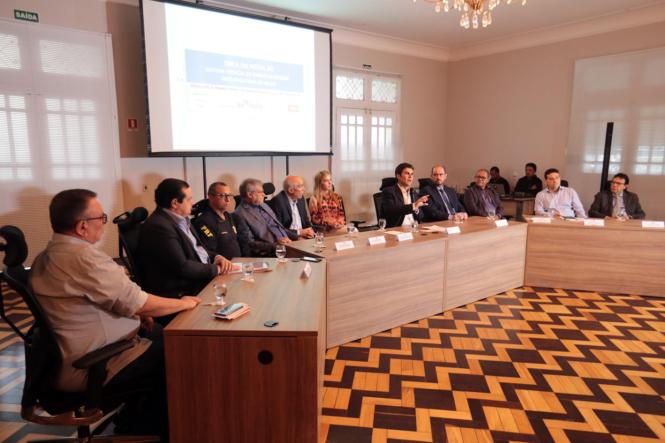 O Governo do Estado do Pará deu início, nesta terça-feira (15), à obra de requalificação da BR-316, que vai promover uma mudança radical naquela que é considerada como a principal via de entrada e saída da capital paraense. Inicialmente, os trabalhos – que se estenderão por um trecho de 10,8 quilômetros, do Entroncamento até Marituba, e envolverão também a implantação de pistas exclusivas para os ônibus, o chamado BRT Metropolitano – vão priorizar a remoção das interferências (como postes e redes mantidas pela concessionária de energia elétrica e empresas de telecomunições) localizadas próximas aos pontos escolhidos para a construção das 13 estações de passageiros e das onze passarelas de pedestres. Também será realizado o início da implantação dos terminais de integração de Ananindeua, Marituba e do Centro de Operações de todo o sistema, a ser erguido na avenida Augusto Montenegro, ao lado da sede do Comando Geral da Polícia Militar do Pará. 

FOTO: MARCO SANTOS/AGÊNCIA PARÁ
DATA: 16.01.2019
BELÉM - PARÁ <div class='credito_fotos'>Foto: Marco Santos / Ag. Pará   |   <a href='/midias/2019/originais/c64eb49b-a322-4b28-aac3-14089f761751.jpg' download><i class='fa-solid fa-download'></i> Download</a></div>