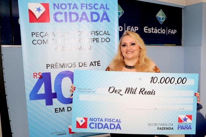 A Secretaria de Estado da Fazenda (Sefa) realizou na noite desta terça-feira (26) a entrega dos prêmios do 26º sorteio do Programa Nota Fiscal Cidadã, de estímulo à cidadania fiscal, durante evento na Faculdade Estácio FAP, em Belém.

FOTO: RICARDO AMANAJÁS / AGÊNCIA PARÁ
DATA: 26.03.2019
BELÉM - PARÁ <div class='credito_fotos'>Foto: Ricardo Amanajás / Ag. Pará   |   <a href='/midias/2019/originais/c65033b2-fa37-420c-9498-562c9f98e383.jpg' download><i class='fa-solid fa-download'></i> Download</a></div>