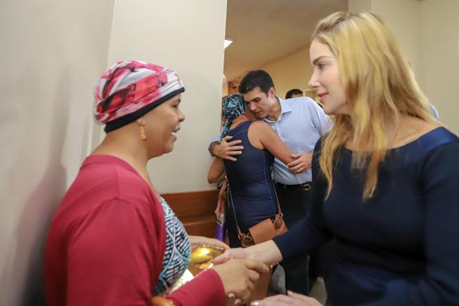 O governador do Estado e a primeira dama, Helder e Daniela Barbalho, consideraram inadequada e grave a situação estrutural e de atendimento do Hospital Ophir Loyola, durante visita na manhã desta terça-feira (12). A unidade de saúde é um centro de alta complexidade em oncologia no Pará e referência em neurocirurgia, nefrologia e transplantes. O hospital que realiza uma média de 3.500 atendimentos e de 325 internações mensais. Segundo Helder, que fez questão de estar presente para observar, ouvir e saber da realidade dos serviços de saúde para aqueles que necessitam do tratamento de combate ao câncer junto com seus familiares, a situação é dramática e inaceitável.

FOTO: MARCO SANTOS / AG. PARÁ
DATA: 12.02.2019
BELÉM - PARÁ <div class='credito_fotos'>Foto: Marco Santos / Ag. Pará   |   <a href='/midias/2019/originais/c6822b7b-8d62-45bf-b211-a2758c0968cb.jpg' download><i class='fa-solid fa-download'></i> Download</a></div>