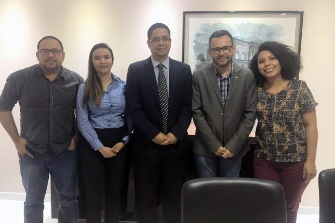 O presidente da Imprensa Oficial do Estado, Jorge Panzera, recebeu, nesta sexta-feira (3), representantes da Comissão da Criança e Adolescente da OAB-PA. As instituições firmaram parceria para impressão de cartilhas e gibis que abordem a temática da prevenção à violência sexual no Marajó, mais especificadamente em Breves, Portel e Curralinho, na região da Ilha do Marajó.

FOTO: ASCOM / IOE
DATA: 03.05.2019
BELÉM - PARÁ <div class='credito_fotos'>Foto: ASCOM / IOE   |   <a href='/midias/2019/originais/c6865ef5-58a8-42ac-a3ec-b2ed1f3535c5.jpg' download><i class='fa-solid fa-download'></i> Download</a></div>