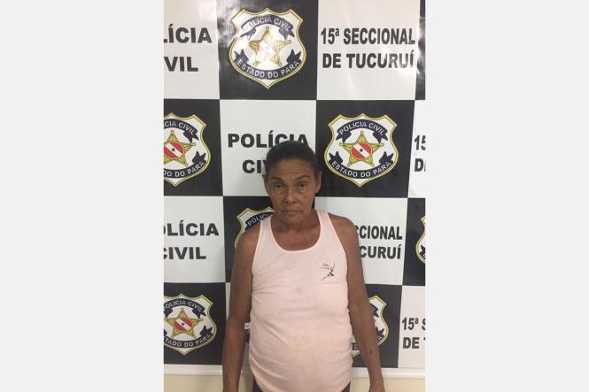A Polícia Civil do Pará apreendeu, nesta quarta-feira (27), diversos objetos que haviam sido roubados da residência de Dilma Ferreira Silva, assassinada no último dia 22 de março, no Assentamento Salvador Allende, zona rural do município. Os objetos estavam em poder de Maria Alice Francisca Alves – mãe dos quatro irmãos suspeitos de seis assassinatos em Baião. Dilma Ferreira Silva foi morta junto com seu esposo e um amigo da família.

FOTO: ASCOM / POLÍCIA CIVIL
DATA: 27.03.2019
BAIÃO - PA <div class='credito_fotos'>Foto: Ascom / Policia Civil   |   <a href='/midias/2019/originais/c6960cb3-ee44-45c0-b730-e2fe283206a9.jpg' download><i class='fa-solid fa-download'></i> Download</a></div>