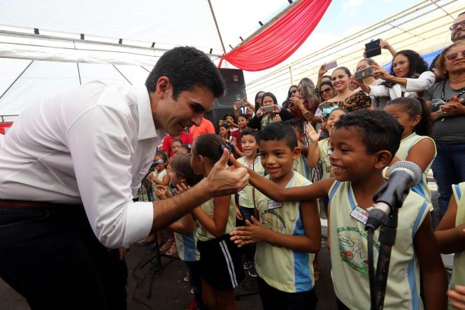 O município de Barcarena entregou à população, nesta sexta-feira (18), a Escola Municipal de Ensino Infantil e Fundamental Professora Ana Dutra de Souza Vale. O nome da instituição é uma homenagem à mãe do vice-governador do Estado, Lúcio Vale, que participou da cerimônia de inauguração ao lado do governador Helder Barbalho. Os recursos da obra, de R$ 997 mil, foram adquiridos por meio de emenda parlamentar de Lúcio, ainda quando era deputado federal.

FOTO: MARCO SANTOS/AGÊNCIA PARÁ
DATA: 19.01.2019
BARCARENA - PARÁ
 <div class='credito_fotos'>Foto: Marco Santos / Ag. Pará   |   <a href='/midias/2019/originais/c6ab4f37-4537-4ffb-ba04-38ce4c1691ca.jpg' download><i class='fa-solid fa-download'></i> Download</a></div>