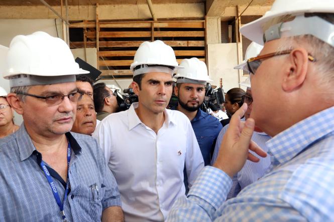 O governador Helder Barbalho vistoriou, nesta sexta-feira (25), as obras do Hospital Regional de Castanhal (HRC), e constatou que já foram investidos R$ 122 milhões em 60% da obra, mas que ainda faltam mais R$ 54 milhões para sua conclusão. Além disso, não foi comprado nenhum equipamento nem incluída previsão orçamentária para essa aquisição, que exigirá um investimento aproximado de R$ 50 milhões.

FOTO: MARCO SANTOS
DATA: 25.01.2019
CASTANHAL - PARÁ <div class='credito_fotos'>Foto: MARCO SANTOS   |   <a href='/midias/2019/originais/c6c28752-6920-4567-b16f-d9448a361832.jpg' download><i class='fa-solid fa-download'></i> Download</a></div>