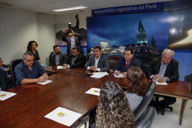 Os técnicos da Agência de Defesa Agropecuária do Estado do Pará (Adepará), que trabalharam no combate a chamada mosca da carambola, praga que ataca frutas consideradas seus hospedeiros, como acerola, carambola, sapotilha, taperebá, entre dezenas de outras, foram agraciados, nesta quinta-feira (16), na Assembleia Legislativa do Estado do Pará.

FOTO: WAGNER SANTANA / AGÊNCIA PARÁ
DATA: 16.05.2019
BELÉM - PARÁ <div class='credito_fotos'>Foto: Wagner Santana / Ag. Pará   |   <a href='/midias/2019/originais/c6d5990e-6b57-45bf-9e58-9c7ce538ddeb.jpg' download><i class='fa-solid fa-download'></i> Download</a></div>