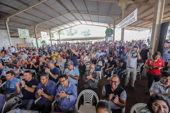 O governador Helder Barbalho participou, neste sábado (23), do início da colheita de soja e do plantio de milho safrinha na Fazenda Cristo Rei, em Belterra, no oeste do Pará. Este ano, a cerimônia também comemora o aumento da produção na região em relação ao ano passado. Está prevista a colheita de 3,3 toneladas por hactare, 200 quilos a mais que a colheita do ano anterior. Ao todo, o oeste paraense tem 70 mil hactares de área plantada, em três municípios: Santarém, Belterra e Mojuí dos Campos.

FOTO: MARCO SANTOS / AG. PARÁ
DATA: 23.03.2019
BELTERRA - PARÁ <div class='credito_fotos'>Foto: Marco Santos / Ag. Pará   |   <a href='/midias/2019/originais/c6d9026b-002c-4867-98a8-54ffa0744721.jpg' download><i class='fa-solid fa-download'></i> Download</a></div>