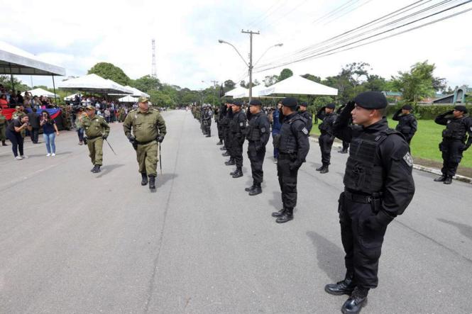 A Polícia Militar do Pará realizou, nesta terça-feira (8), na sede do Comando Geral da instituição, na rodovia Augusto Montenegro, em Belém, a solenidade de transmissão do cargo de Comandante Geral da PMPA. A cerimônia contou com a presença do governador Helder Barbalho e demais autoridades do Estado. No evento militar, o 52º comandante geral da PMPA, coronel PM José Dilson Melo de Souza Júnior, assumiu oficialmente o mais alto posto da corporação. 

FOTO: MARCO SANTOS / AG. PARÁ
DATA: 09.01.2019
BELÉM - PARÁ <div class='credito_fotos'>Foto: Marco Santos / Ag. Pará   |   <a href='/midias/2019/originais/c6daa4a4-1ab3-49fc-97f9-36afd53d55f9.jpg' download><i class='fa-solid fa-download'></i> Download</a></div>