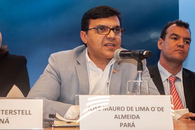 Em um vídeo exibido durante a abertura do Fórum Clima Subnacional 2019, realizado na quinta-feira (25), na cidade do Rio de Janeiro (RJ), o governador do Pará, Helder Barbalho, destacou a importância de políticas públicas voltadas ao desenvolvimento da economia, mas que garantam a sustentabilidade do meio ambiente.

FOTO: ASCOM / SEMAS
DATA: 27.04.2019
RIO DE JANEIRO - RJ <div class='credito_fotos'>Foto: ASCOM / SEMAS   |   <a href='/midias/2019/originais/c6dc344f-a621-453d-a166-ae2bb66ec299.jpg' download><i class='fa-solid fa-download'></i> Download</a></div>